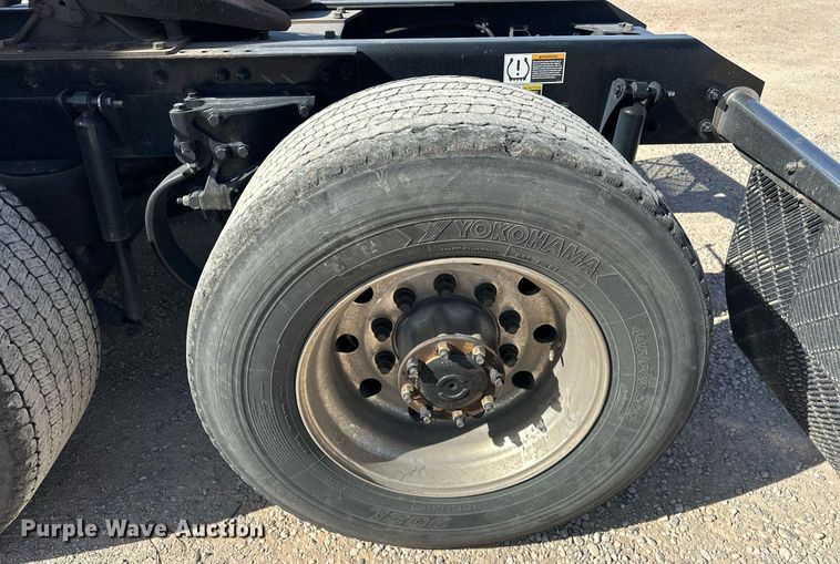 image for item EK0572 2022 Kenworth T680 semi truck