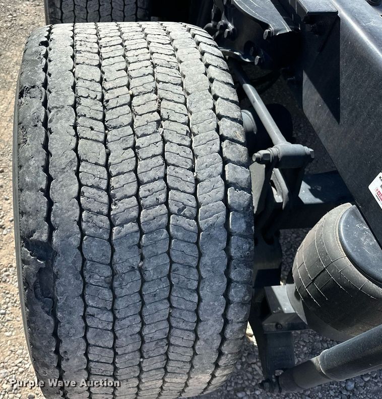 image for item EK0572 2022 Kenworth T680 semi truck