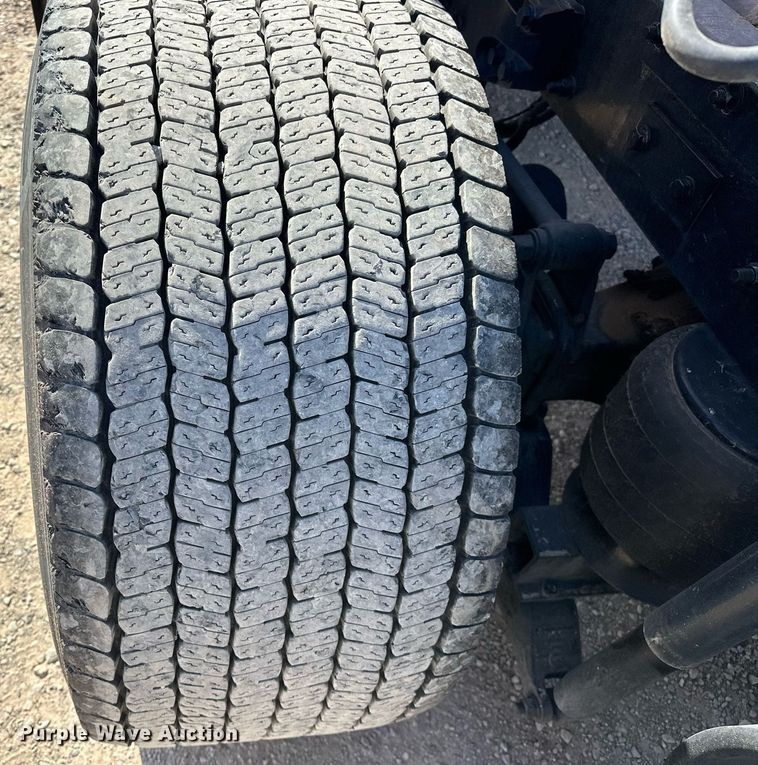 image for item EK0572 2022 Kenworth T680 semi truck