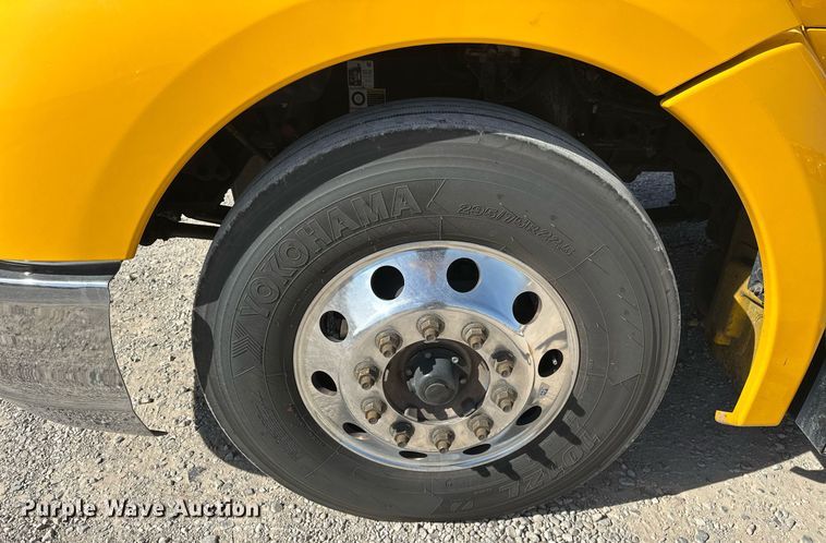 image for item EK0572 2022 Kenworth T680 semi truck