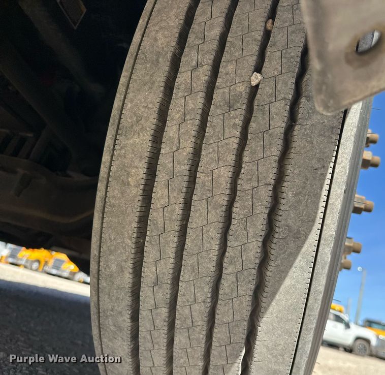 image for item EK0572 2022 Kenworth T680 semi truck