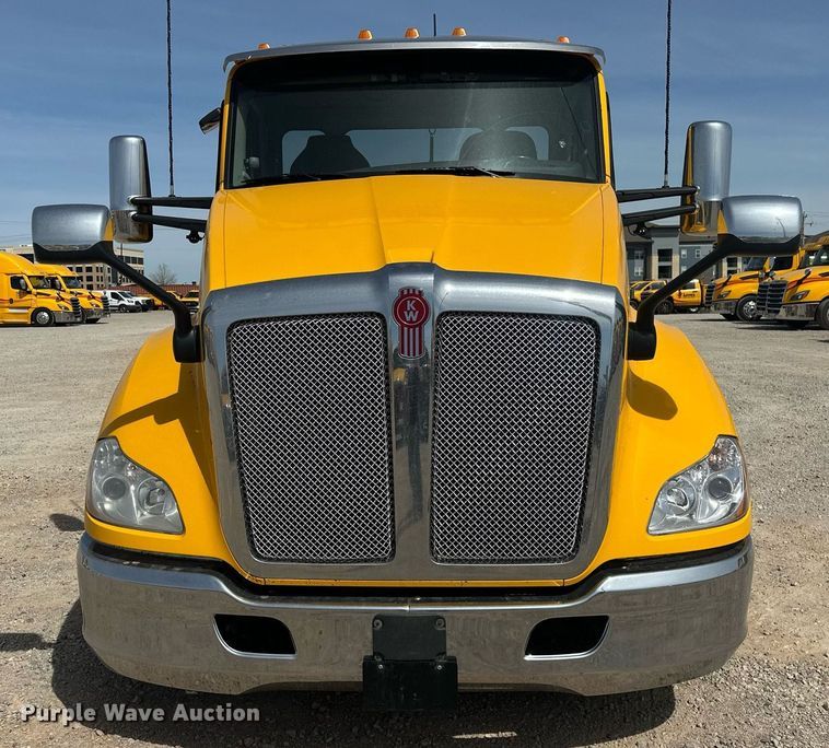 image for item EK0573 2022 Kenworth T680 semi truck