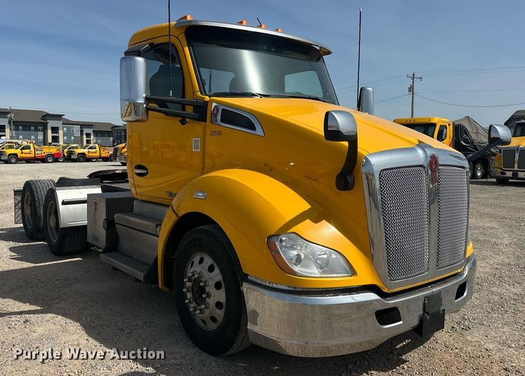 image for item EK0573 2022 Kenworth T680 semi truck