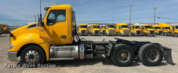 image for item EK0573 2022 Kenworth T680 semi truck