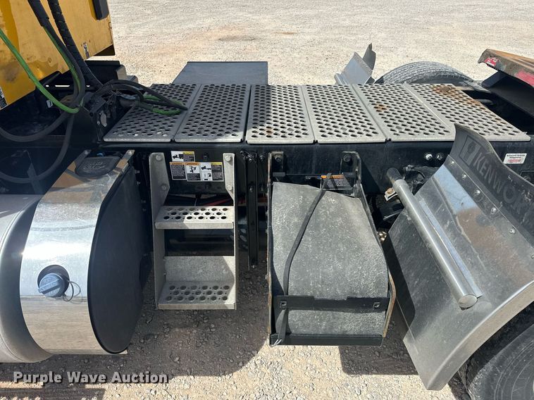 image for item EK0573 2022 Kenworth T680 semi truck