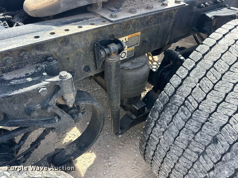 image for item EK0573 2022 Kenworth T680 semi truck