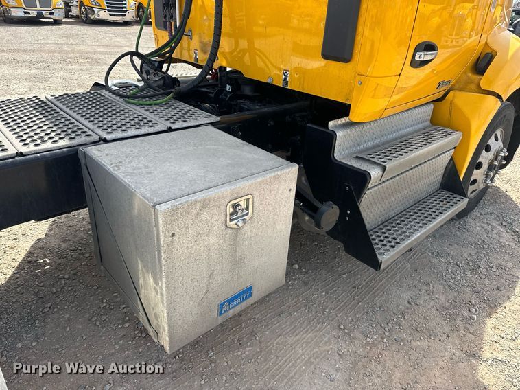 image for item EK0573 2022 Kenworth T680 semi truck