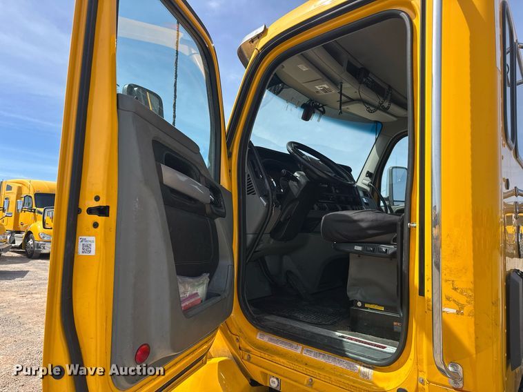 image for item EK0573 2022 Kenworth T680 semi truck