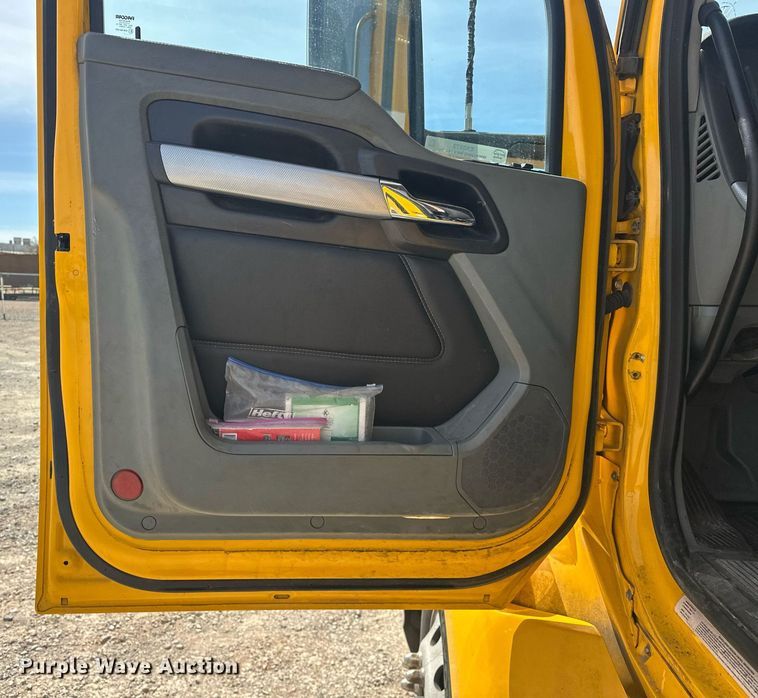 image for item EK0573 2022 Kenworth T680 semi truck