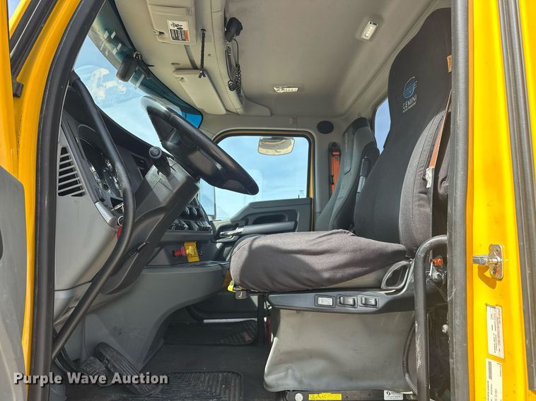 image for item EK0573 2022 Kenworth T680 semi truck