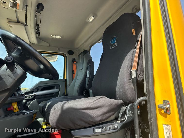 image for item EK0573 2022 Kenworth T680 semi truck