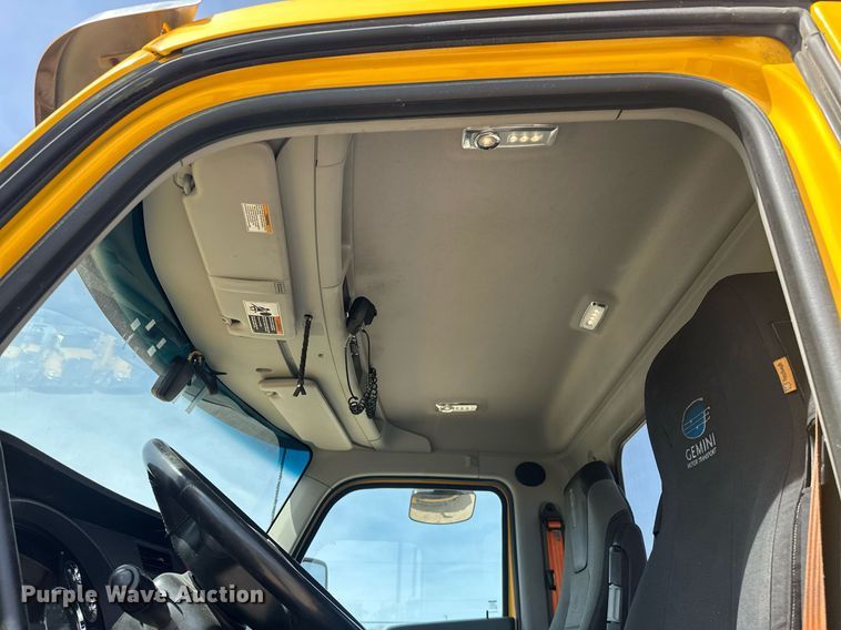 image for item EK0573 2022 Kenworth T680 semi truck