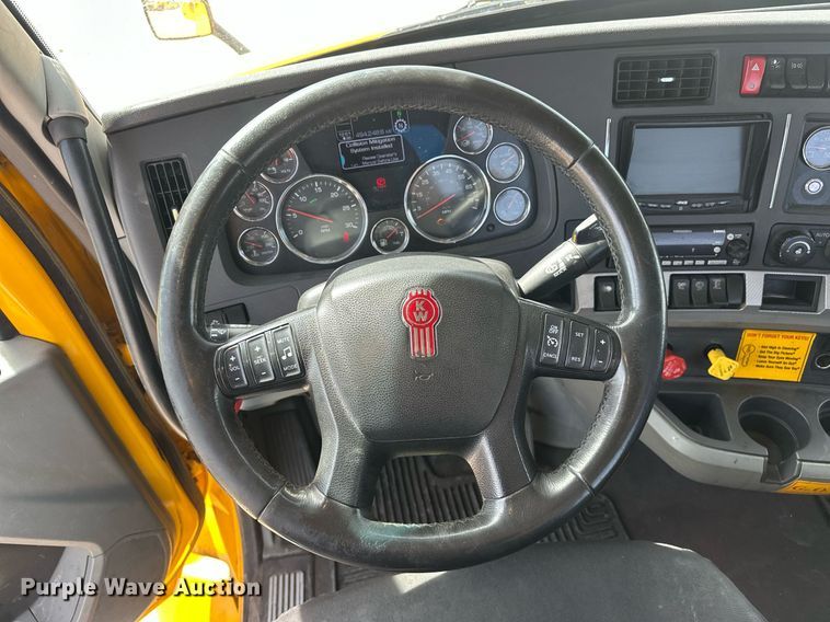 image for item EK0573 2022 Kenworth T680 semi truck