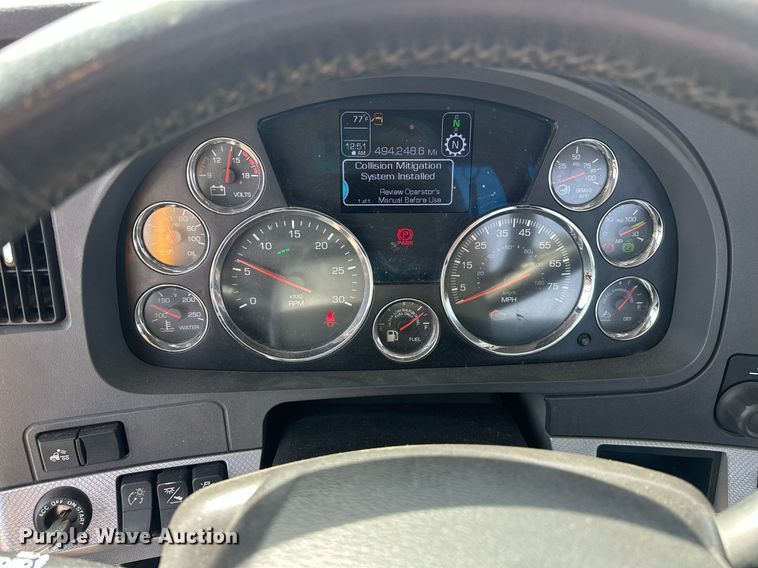 image for item EK0573 2022 Kenworth T680 semi truck