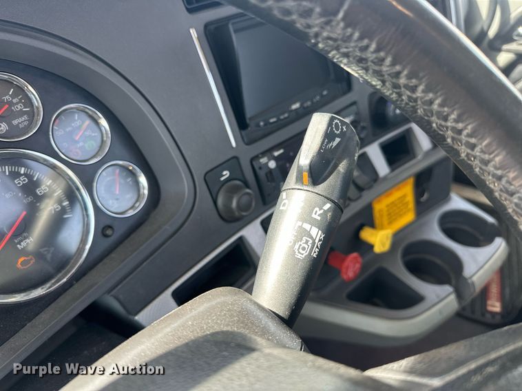 image for item EK0573 2022 Kenworth T680 semi truck