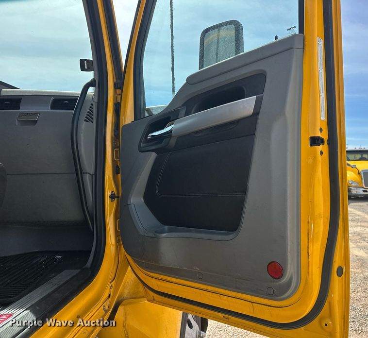 image for item EK0573 2022 Kenworth T680 semi truck