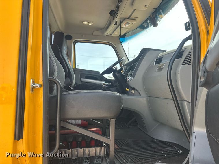 image for item EK0573 2022 Kenworth T680 semi truck