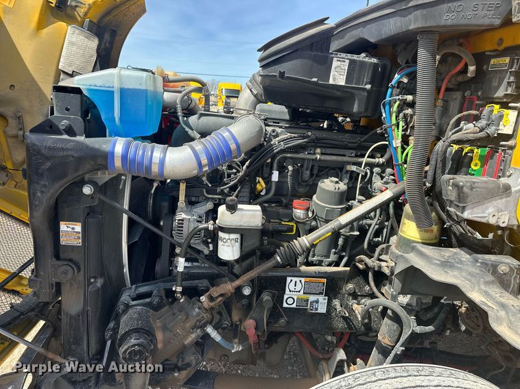 image for item EK0573 2022 Kenworth T680 semi truck