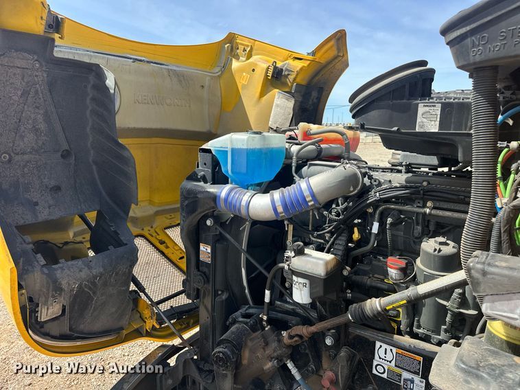 image for item EK0573 2022 Kenworth T680 semi truck