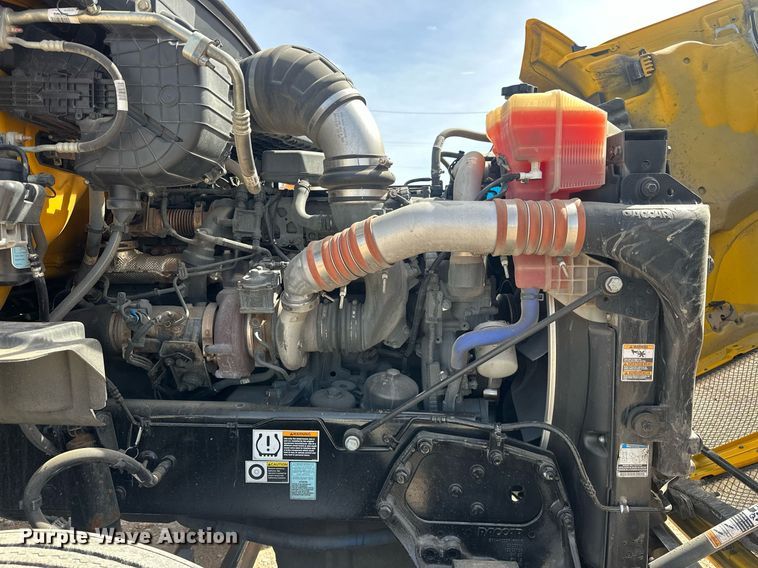 image for item EK0573 2022 Kenworth T680 semi truck