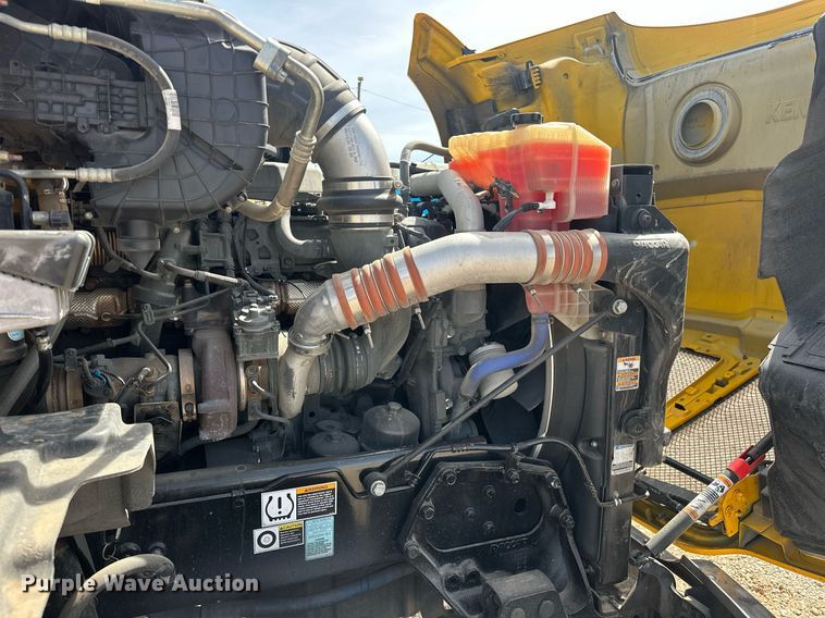 image for item EK0573 2022 Kenworth T680 semi truck