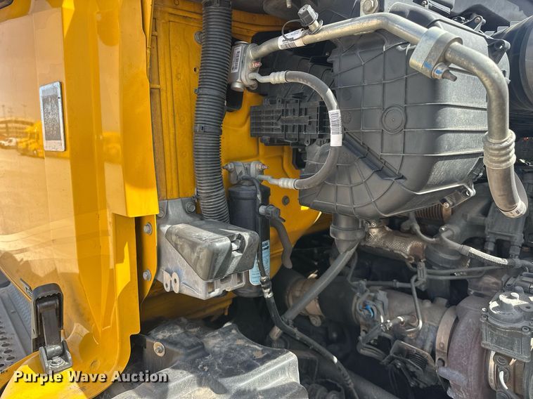 image for item EK0573 2022 Kenworth T680 semi truck