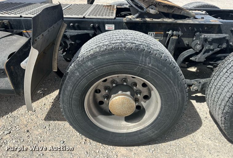 image for item EK0573 2022 Kenworth T680 semi truck