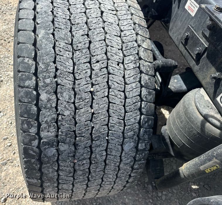 image for item EK0573 2022 Kenworth T680 semi truck