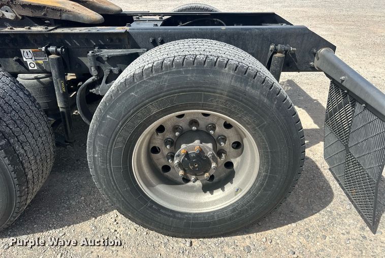 image for item EK0573 2022 Kenworth T680 semi truck