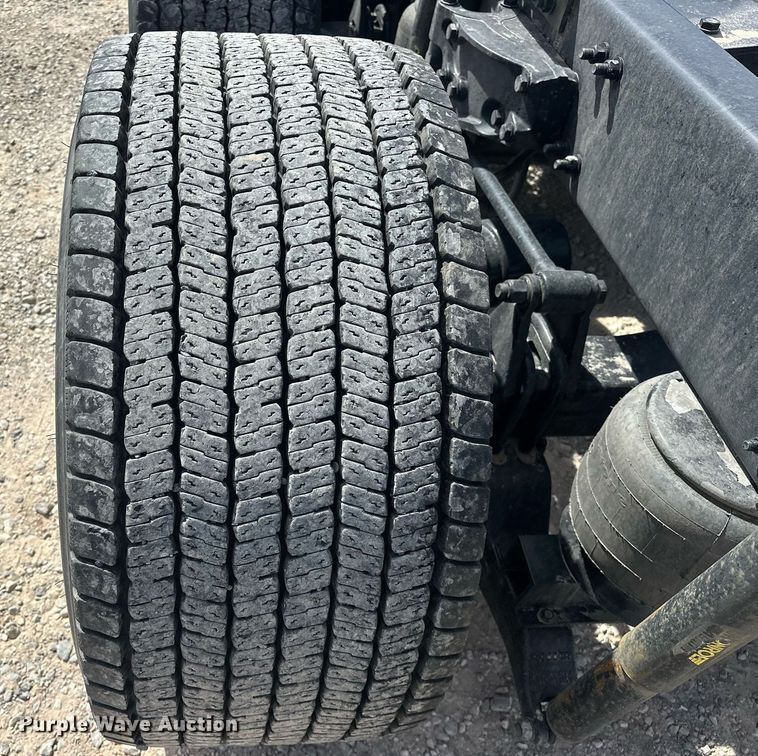 image for item EK0573 2022 Kenworth T680 semi truck