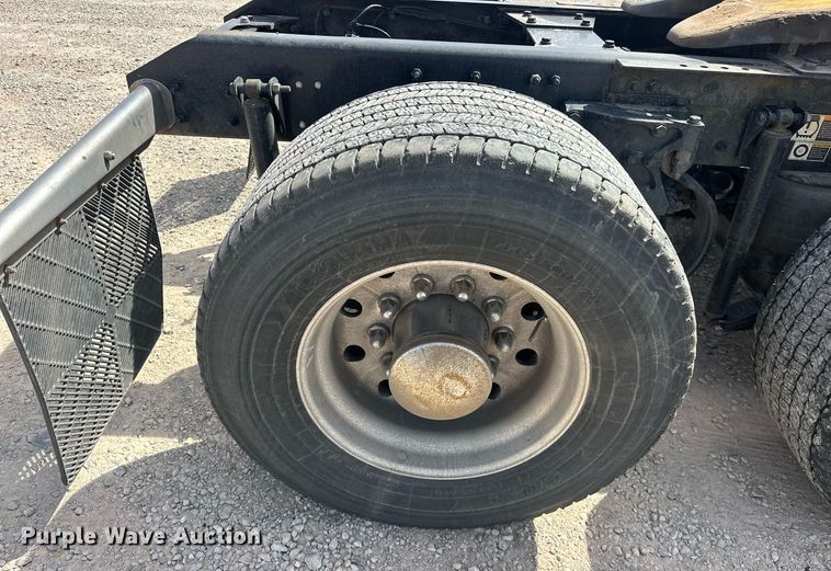 image for item EK0573 2022 Kenworth T680 semi truck