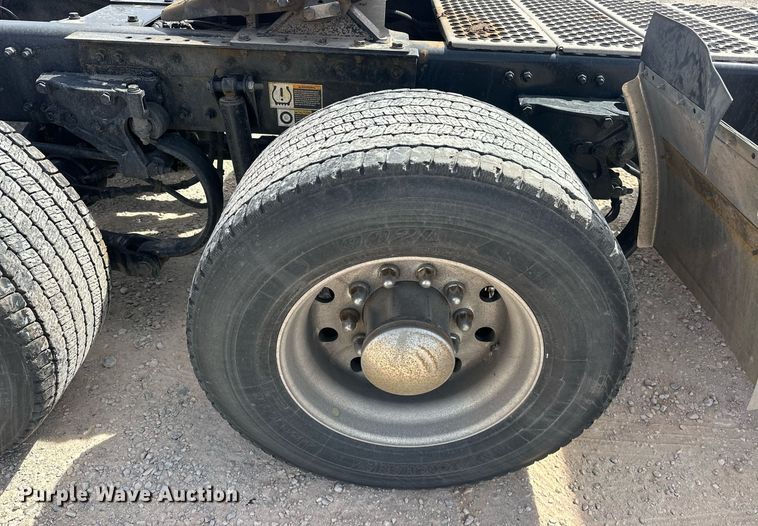 image for item EK0573 2022 Kenworth T680 semi truck