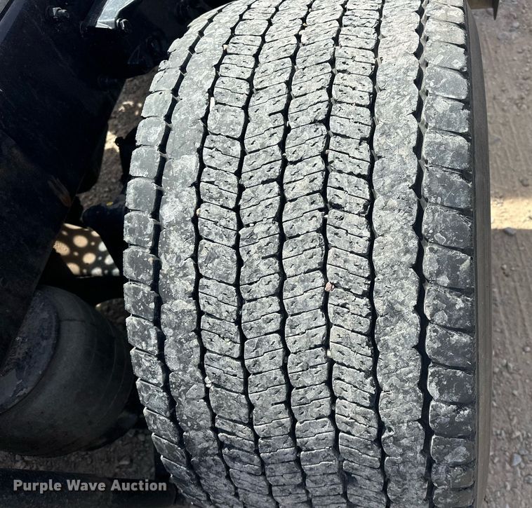 image for item EK0573 2022 Kenworth T680 semi truck