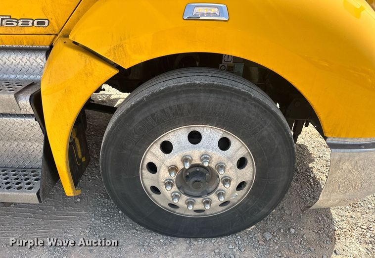 image for item EK0573 2022 Kenworth T680 semi truck