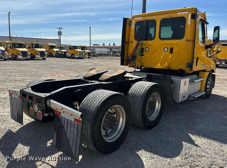 image for item EK0575 2021 Freightliner Cascadia 126 semi truck