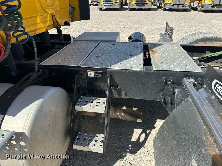 image for item EK0575 2021 Freightliner Cascadia 126 semi truck