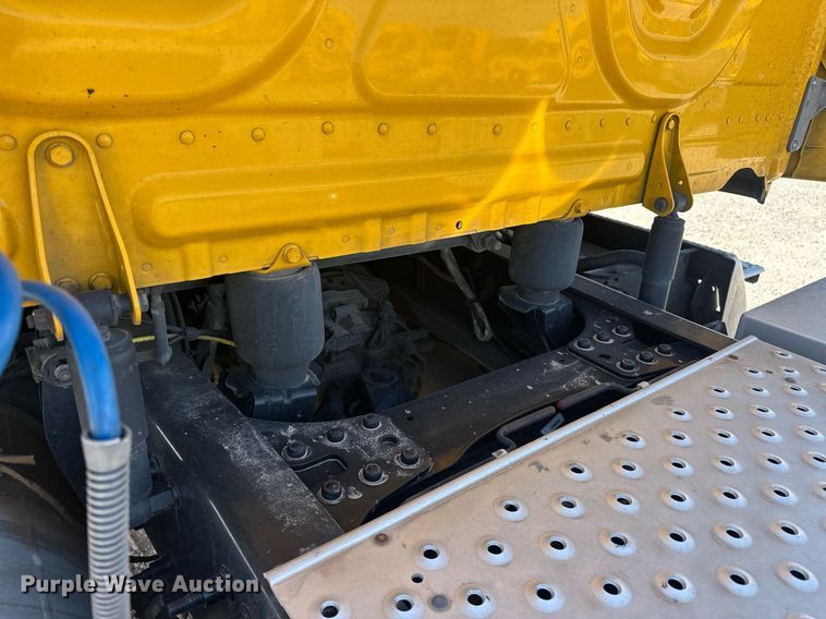 image for item EK0575 2021 Freightliner Cascadia 126 semi truck