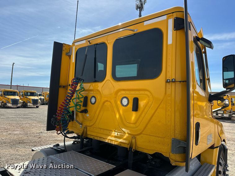 image for item EK0575 2021 Freightliner Cascadia 126 semi truck