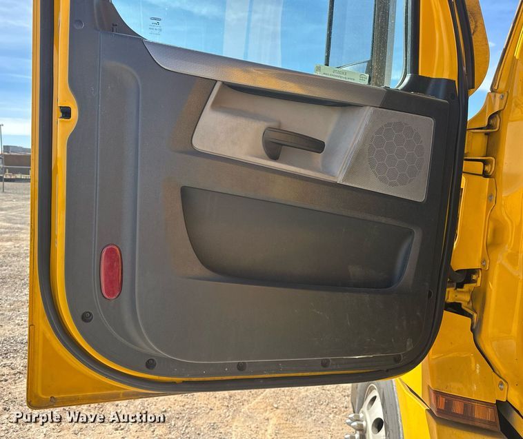 image for item EK0575 2021 Freightliner Cascadia 126 semi truck