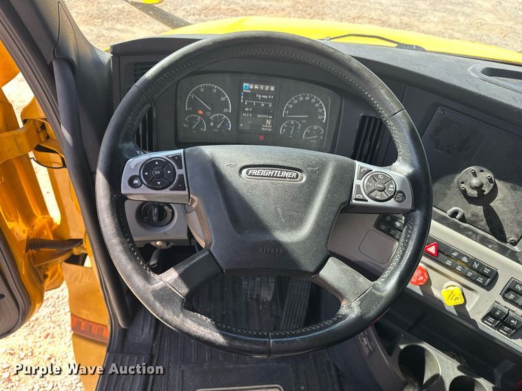 image for item EK0575 2021 Freightliner Cascadia 126 semi truck