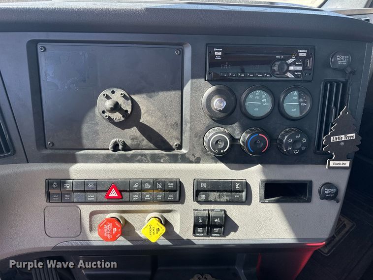 image for item EK0575 2021 Freightliner Cascadia 126 semi truck