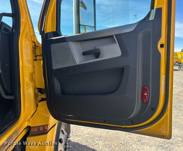 image for item EK0575 2021 Freightliner Cascadia 126 semi truck