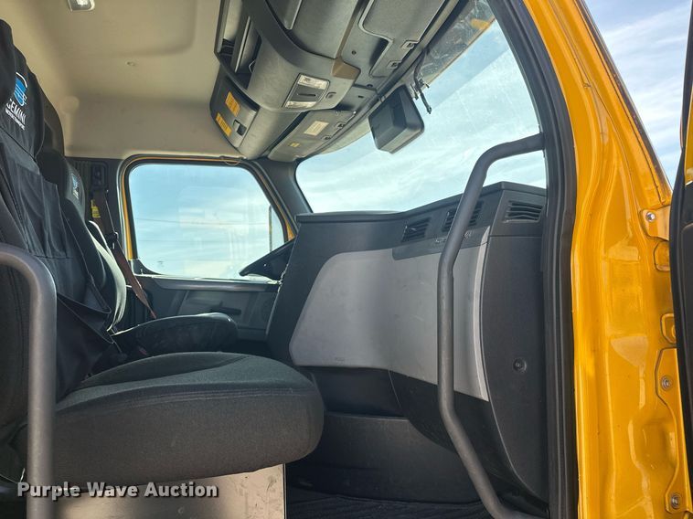 image for item EK0575 2021 Freightliner Cascadia 126 semi truck