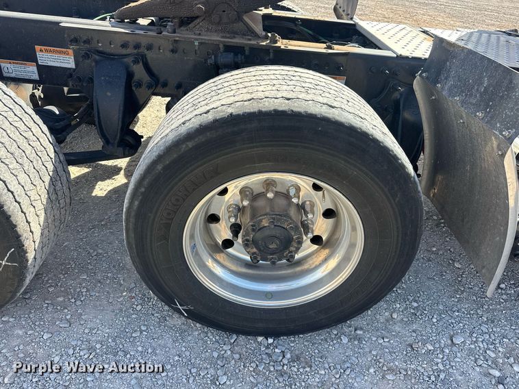 image for item EK0575 2021 Freightliner Cascadia 126 semi truck