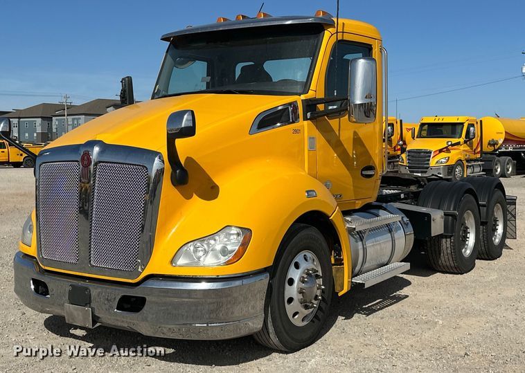 image for item EK0576 2020 Kenworth T680 semi truck