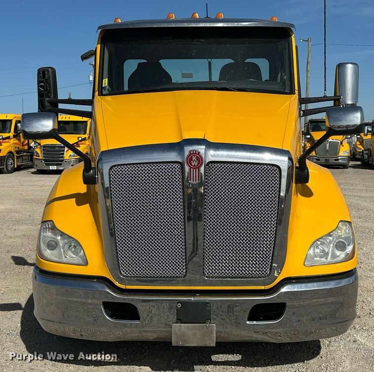 image for item EK0576 2020 Kenworth T680 semi truck