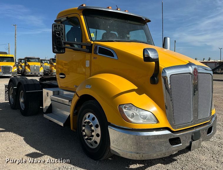 image for item EK0576 2020 Kenworth T680 semi truck