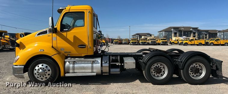 image for item EK0576 2020 Kenworth T680 semi truck