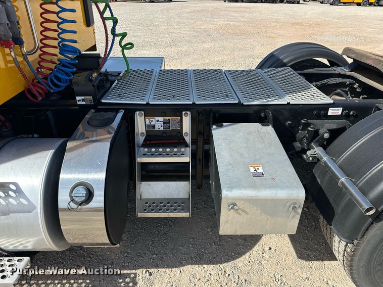 image for item EK0576 2020 Kenworth T680 semi truck