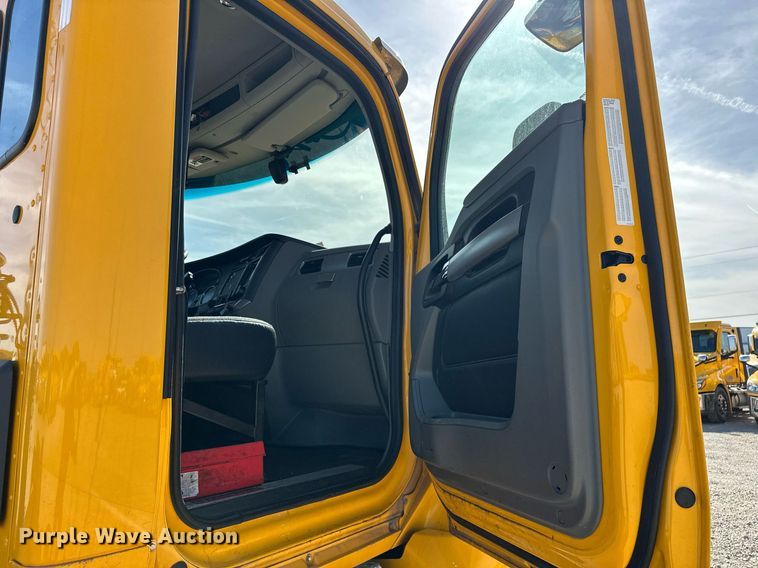 image for item EK0576 2020 Kenworth T680 semi truck